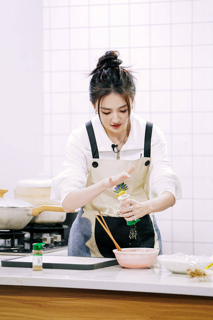 徐璐丸子头编发造型灵动俏皮 秀厨艺遛狗狗魅力十足