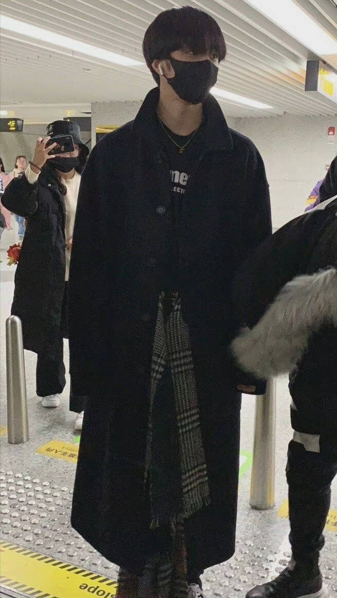 论刘耀文风衣适配度，有韩剧男主那味儿了