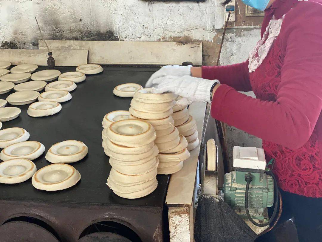 街头的这个火烧真香_杠子_李文静_烤制