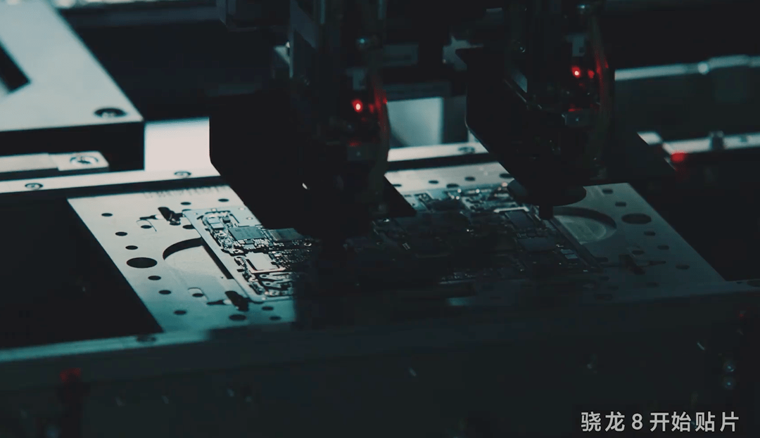 小米12量产实拍视频公布：第一批骁龙8芯片正在小米工厂全速装配