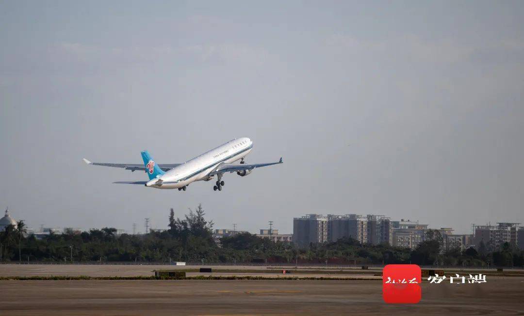 南方航空美兰机场二期首班航班起飞.记者刘洋 摄