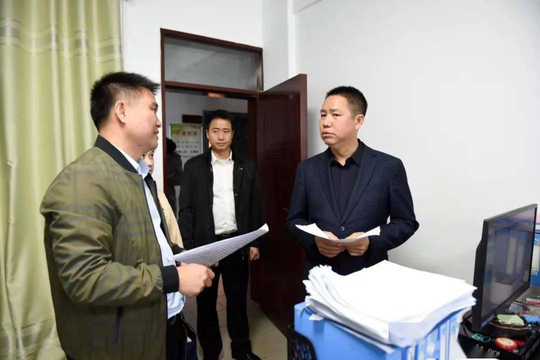 12月2日,玉州区委书记谢元喜到城西街道,仁东镇,仁厚镇督导巩固脱贫