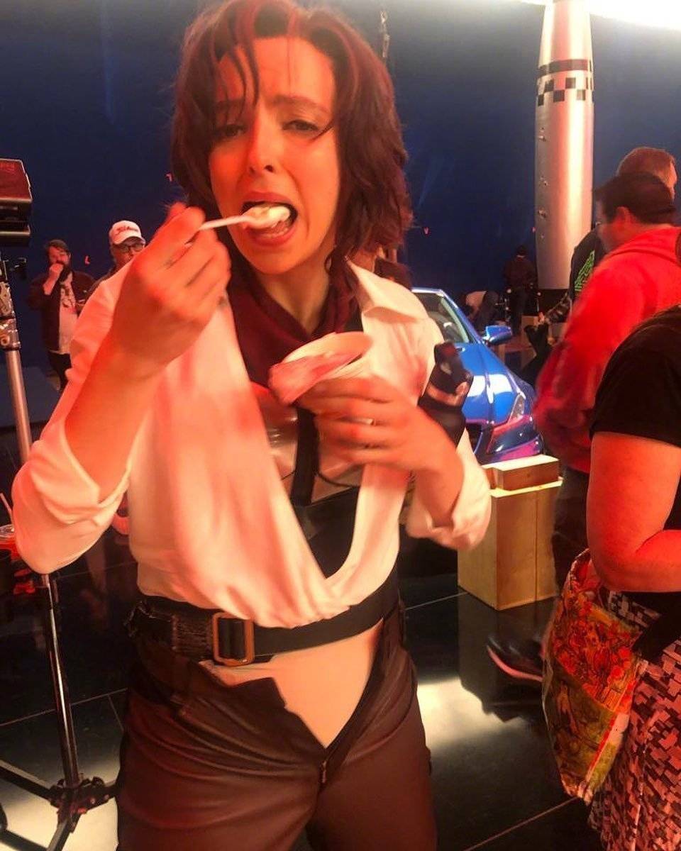 失控玩家票房破2亿!女主晒幕后照,吃冰淇淋把裤子拉链都解开了