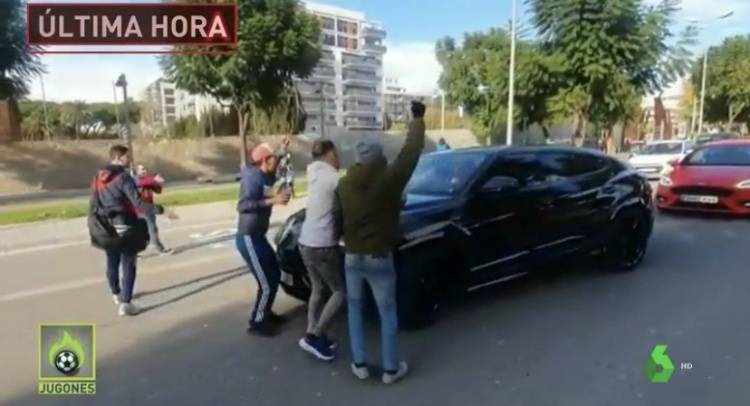 直播|遇球迷攔車，烏姆蒂蒂下車反問：你知道什么是尊重嗎？