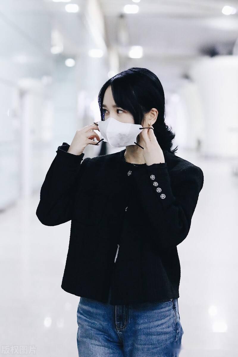 街拍:靳梦佳身穿黑色外套搭牛仔裤笑容甜美光彩照人_广州_机场_靳梦佳