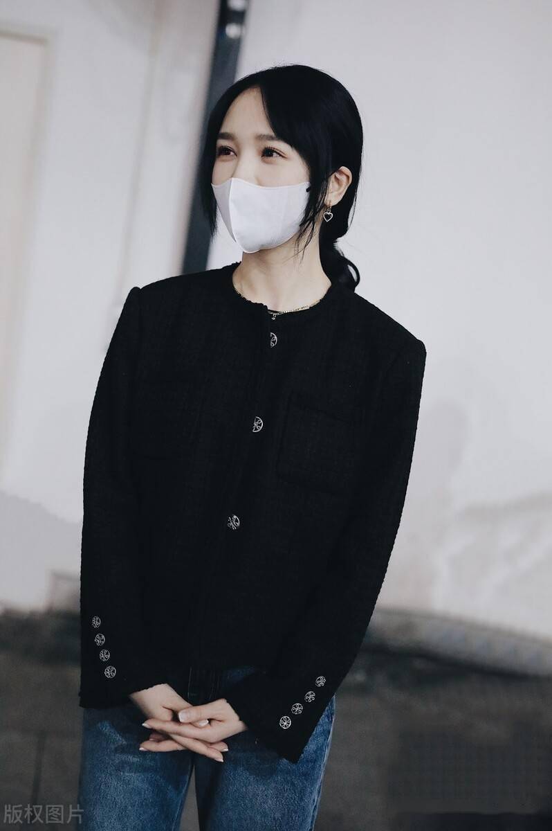 街拍:靳梦佳身穿黑色外套搭牛仔裤笑容甜美光彩照人_广州_机场_靳梦佳