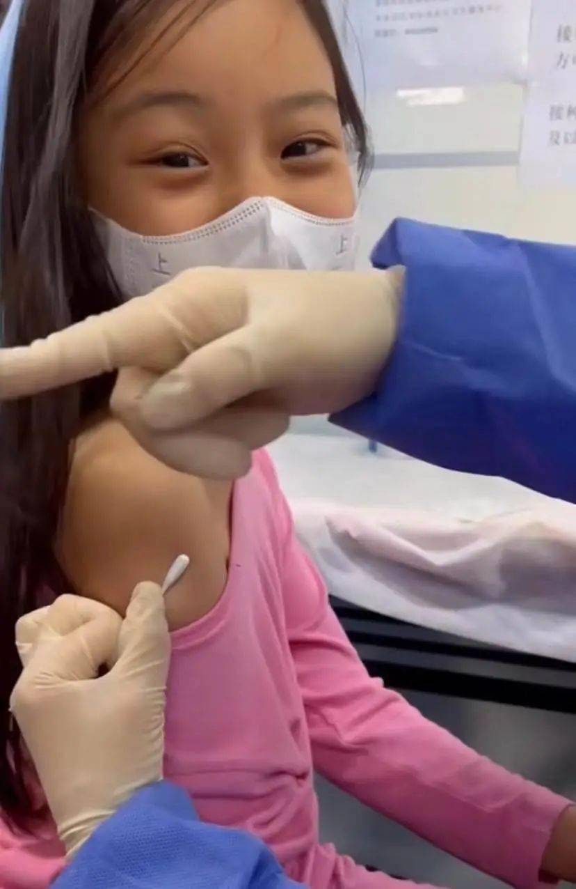 李小璐带女儿打疫苗九岁甜馨长发及胸显少女打针害怕直叫妈妈