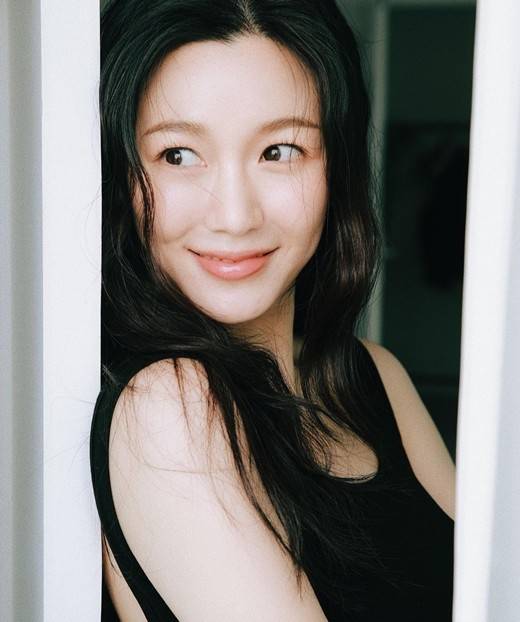 韩国女艺人李多仁发近照文艺滤镜显清纯