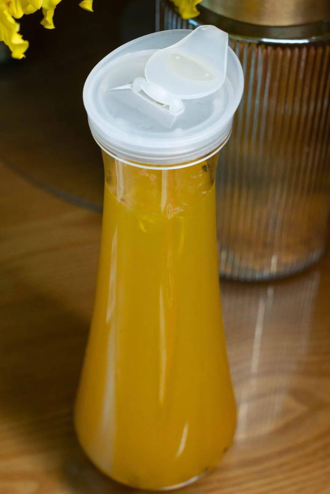 一扎新鲜的柠檬汁,"吨吨"入口,柠檬汁果香浓郁,酸甜爽口,搭配这顿美味