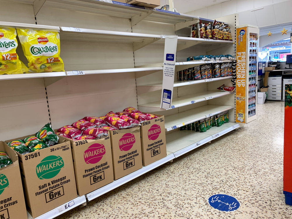 这是11月29日在英国贝辛斯托克一家超市拍摄的缺货的食品货架.