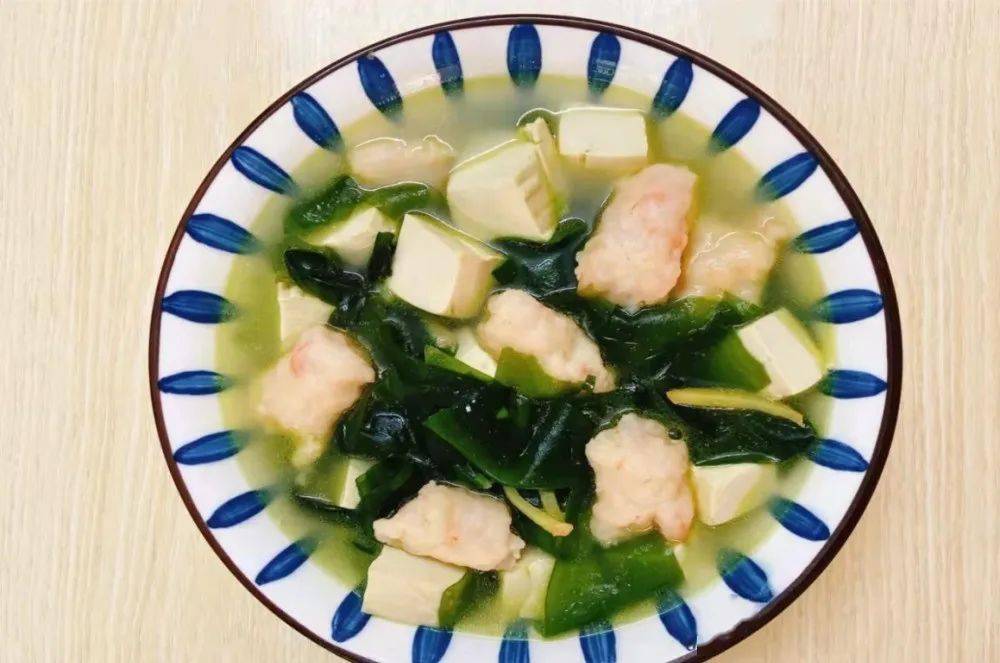 不妨试试给家人喝这汤——裙带菜虾滑豆腐汤.