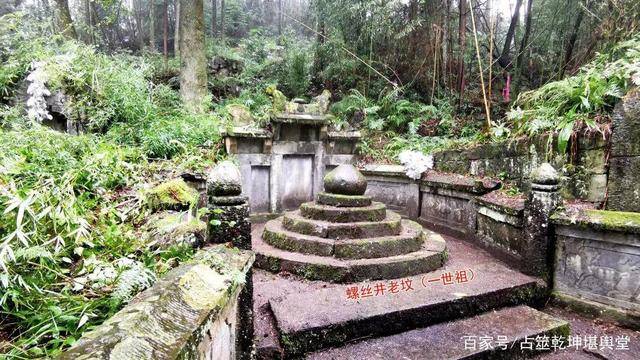侧面近看螺丝井坟,为南方两广的椅子坟的样子,这种形式的坟墓在四川很