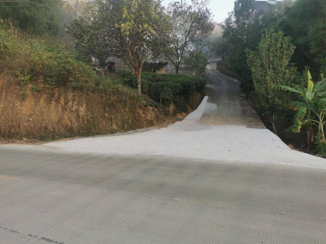 图为实施硬化平整工程后的道路路口