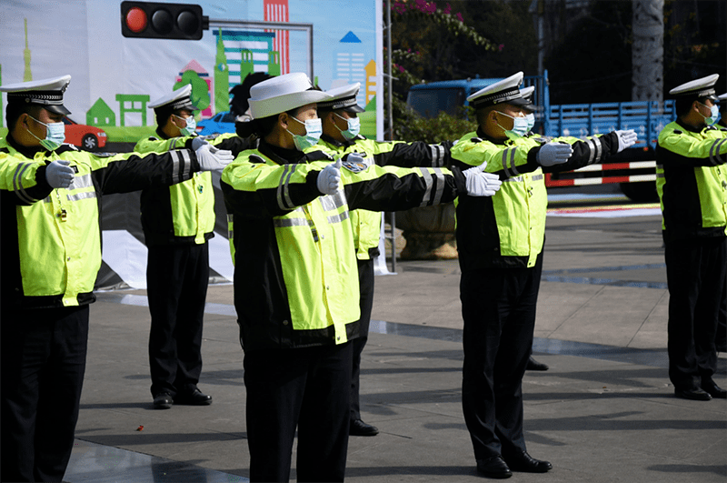 左右轉彎,減速慢行等常見的交通指揮手勢,擺放道路交通安全管理工作