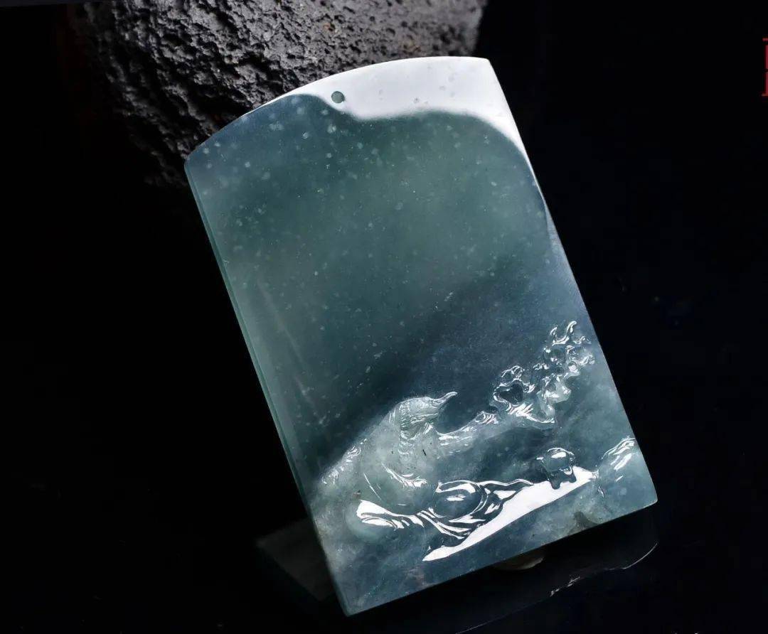 三块蓝水飘雪花棉的翡翠片料,设计集合了地海空,太有竟境了!