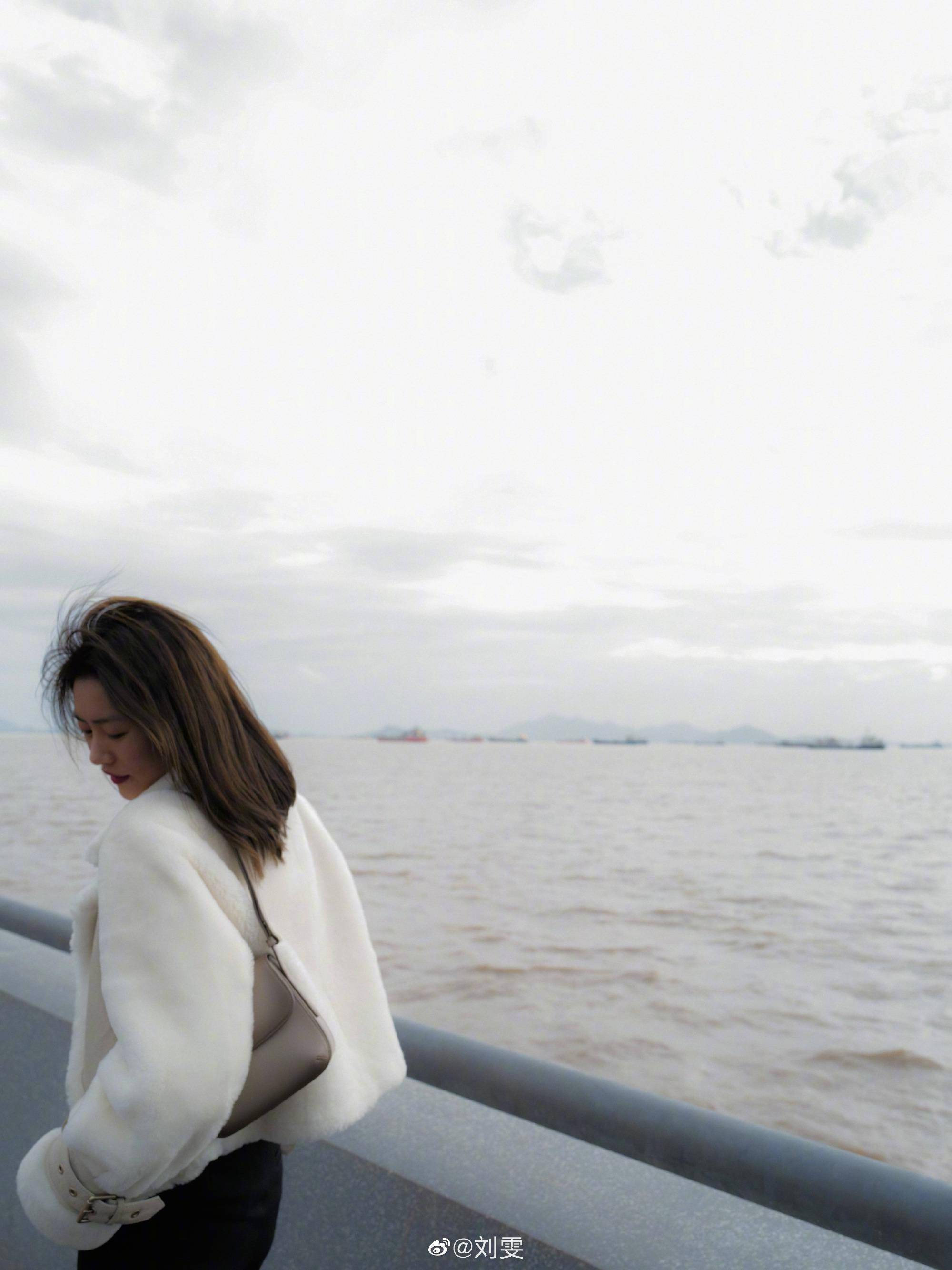 超模刘雯疯起来了在海边吹风玩泡泡每一张都是大长腿