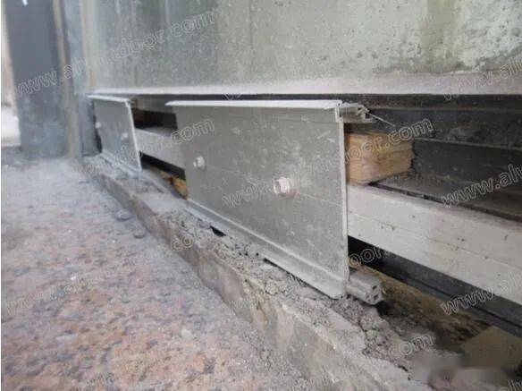 渗漏水点出现在横梁位置,主要原因为室外玻璃铝压块及胶条没有通常