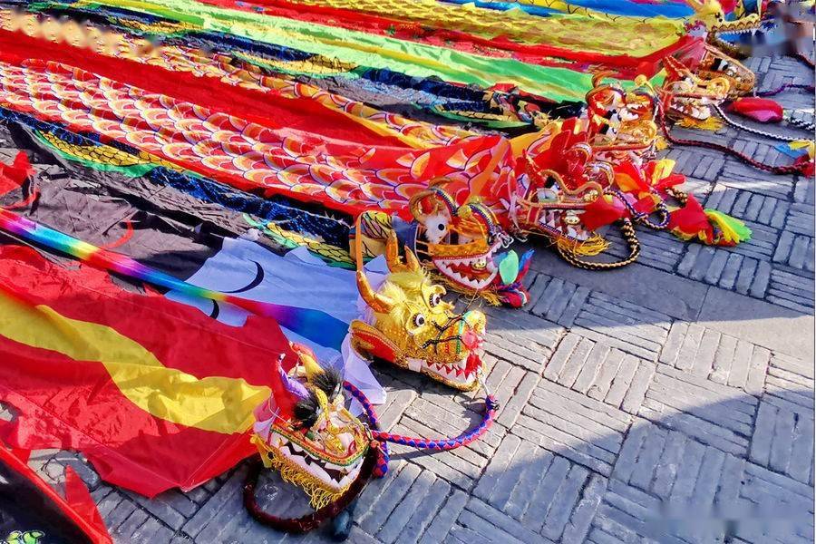 40条彩龙舞动汉口里五色群龙卷起欢腾浪潮嗨得爽