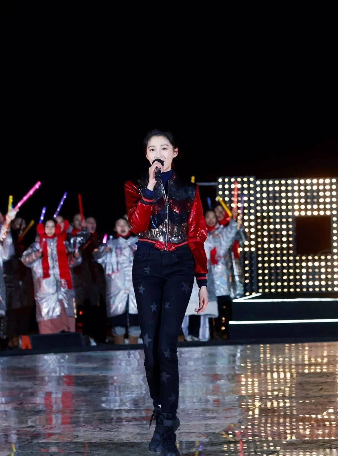 毛衣 果然，大圆脸就是要这样穿「烟管领」才好看！