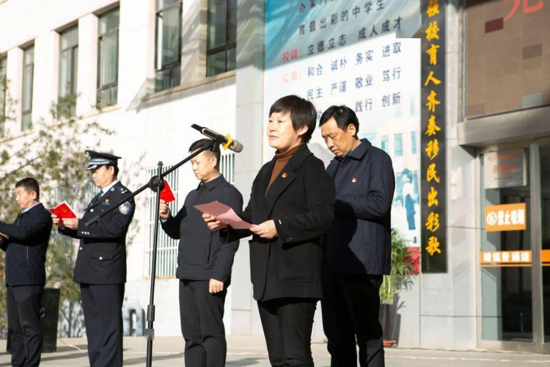 副县长张建玲领诵《宪法》部分内容全体人员集体签名本次活动通过升