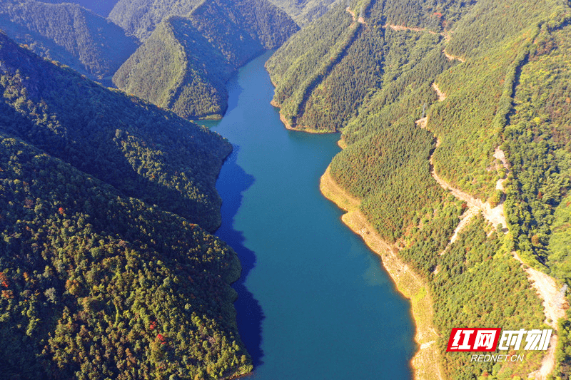 湖水|组图丨晴空万里游客至 碧湖青山入画来