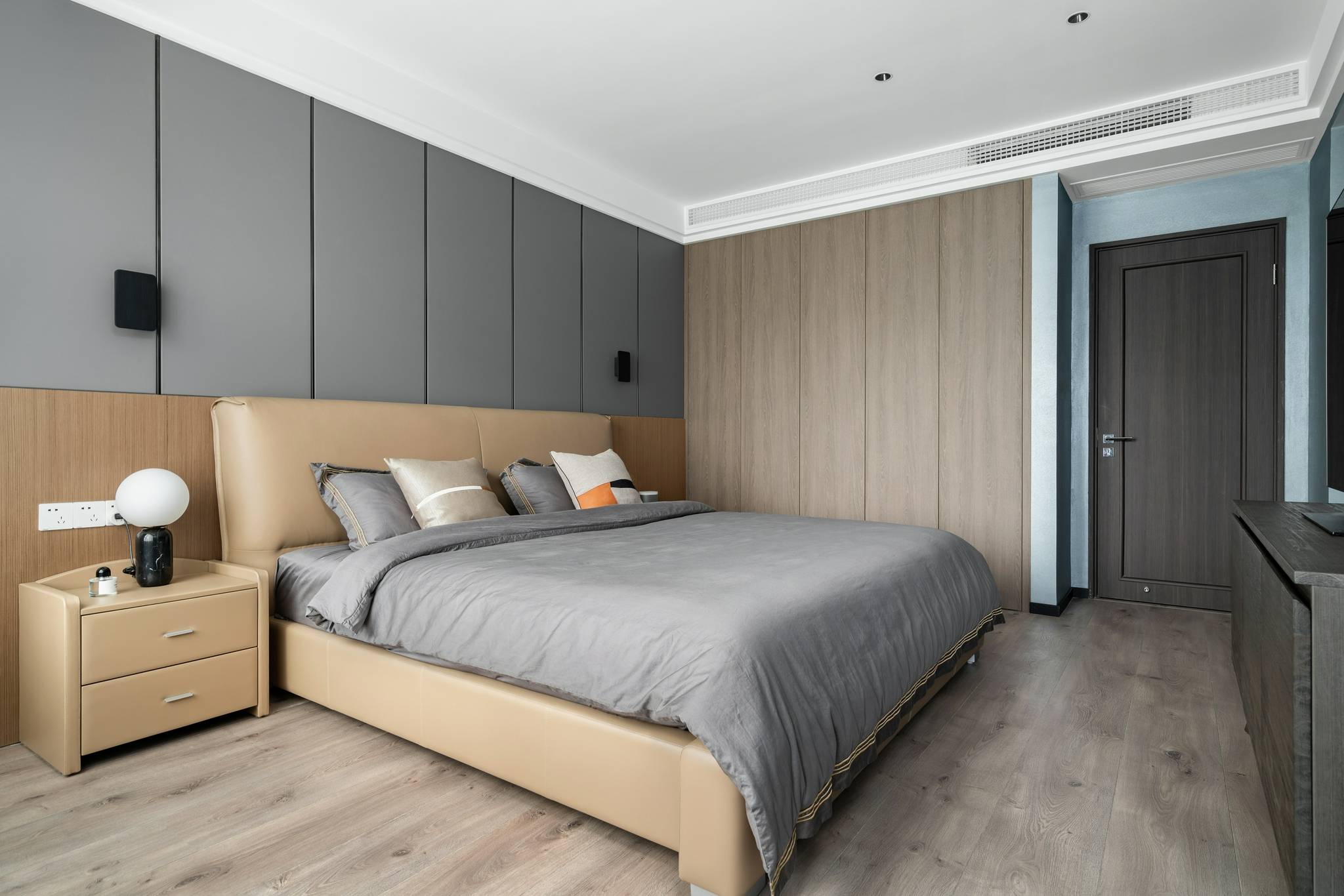 140㎡简约空间,冷暖色调交替穿插,掩饰不住特有的高级感