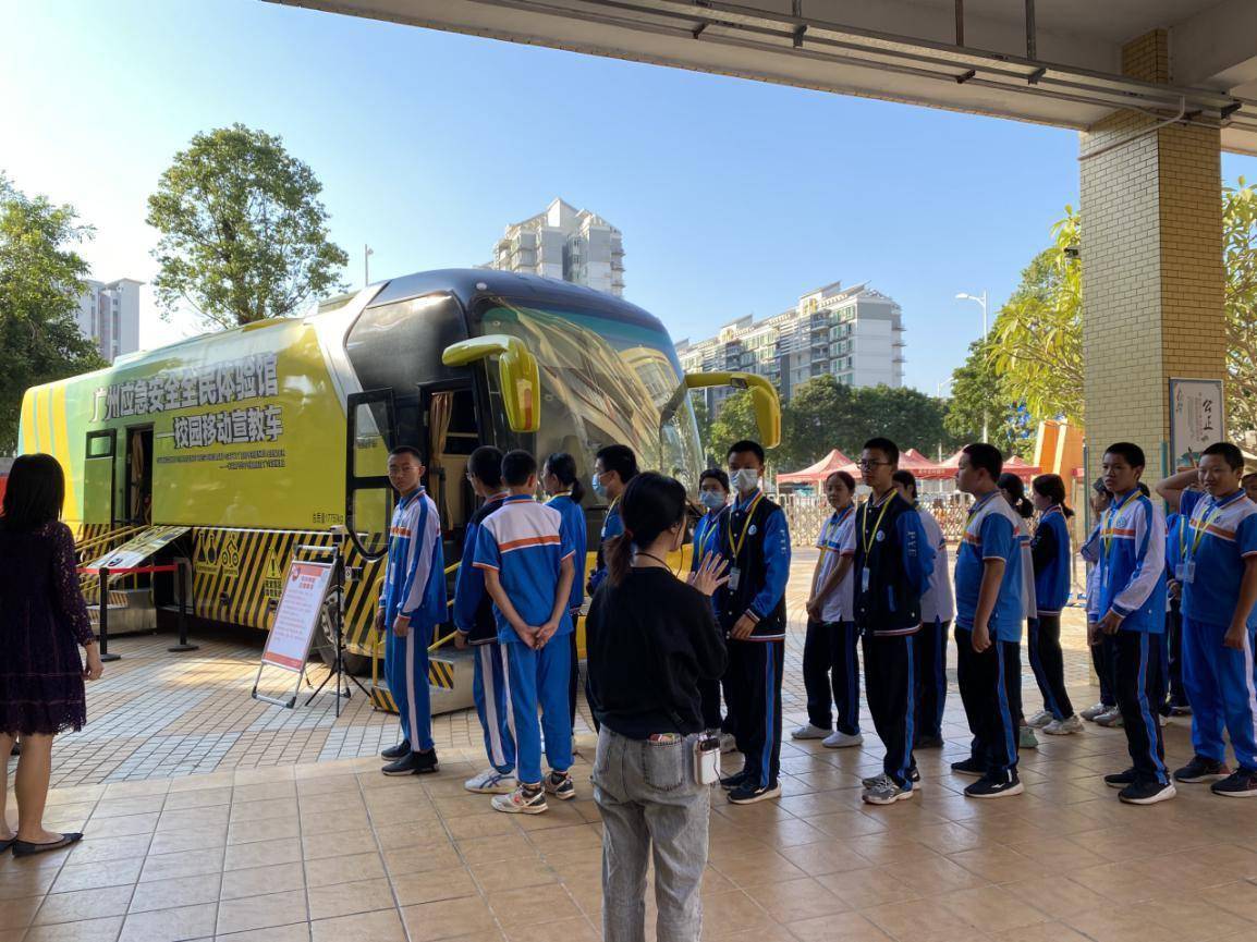桥南街相关领导以及部门与桥兴中学师生共约100人参加了本次体验活动