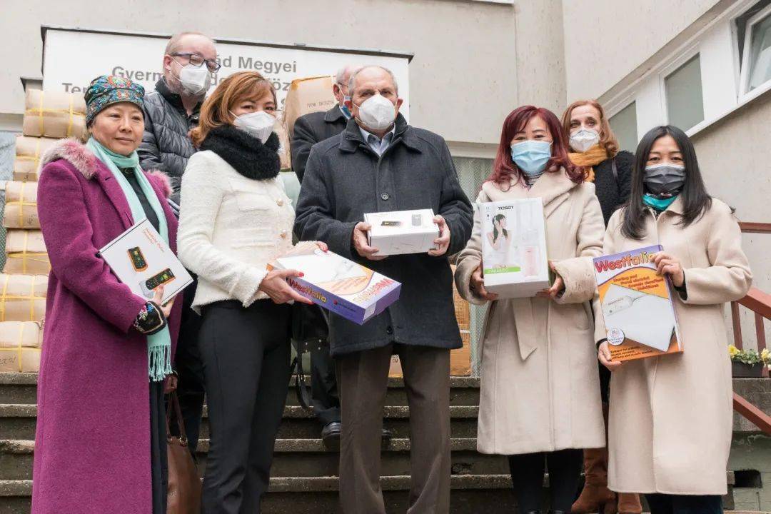 67天下一家爱心无价匈牙利华人同胞向诺格拉德州孤儿院捐赠爱心物资