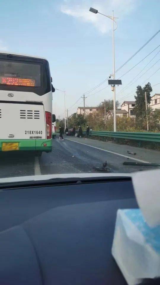 今天下午黄陂岱黄高速公路发生一起车祸