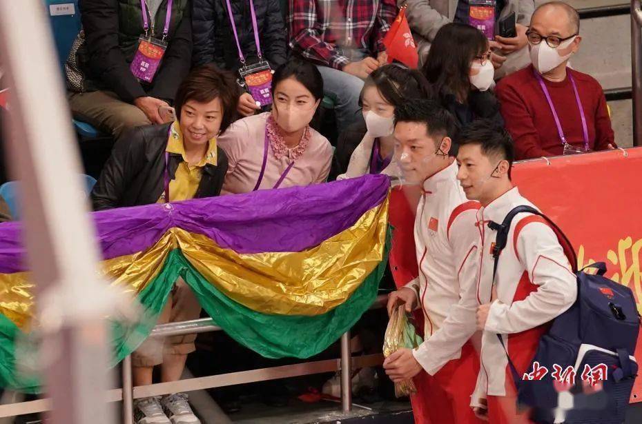 网友|含“金”量过高、名场面不断！网友：球场装不下马龙和许昕了