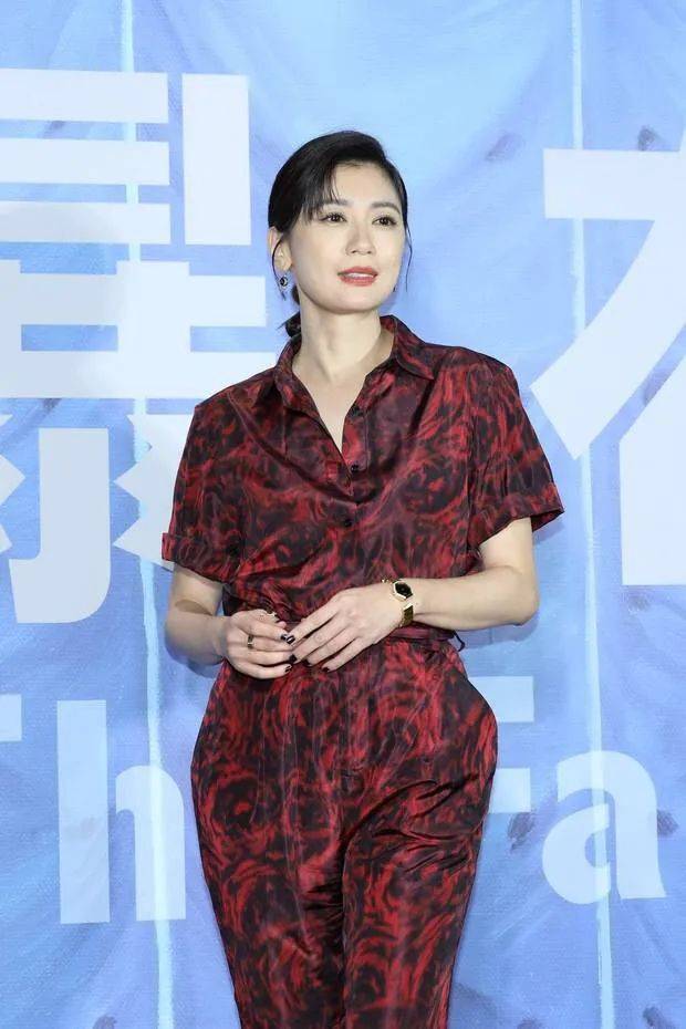 贾静雯罕见现身穿连体裤腿显挺长但一放生图身高才是真实矮