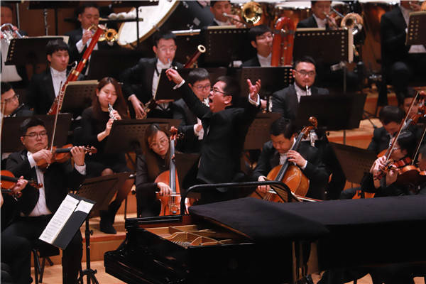 指挥家杨洋执棒杭州爱乐,来沪浪漫诠释《天方夜谭》_音乐_观众_交响