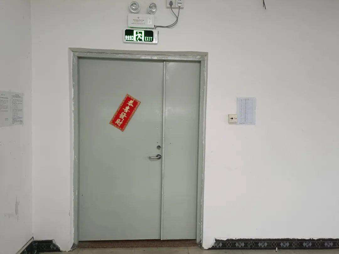 点▲"三小"场所住宿部分经过安装防火门,实体墙分隔,设置独立安全出口