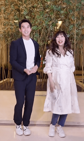 陈松伶和张铎同框跳舞 笑容幸福气色佳_面色_老公_视频