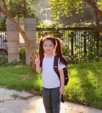 不过有一个小童星是个意外,她就是崔雅涵啦,不知道你们是否能将长大后