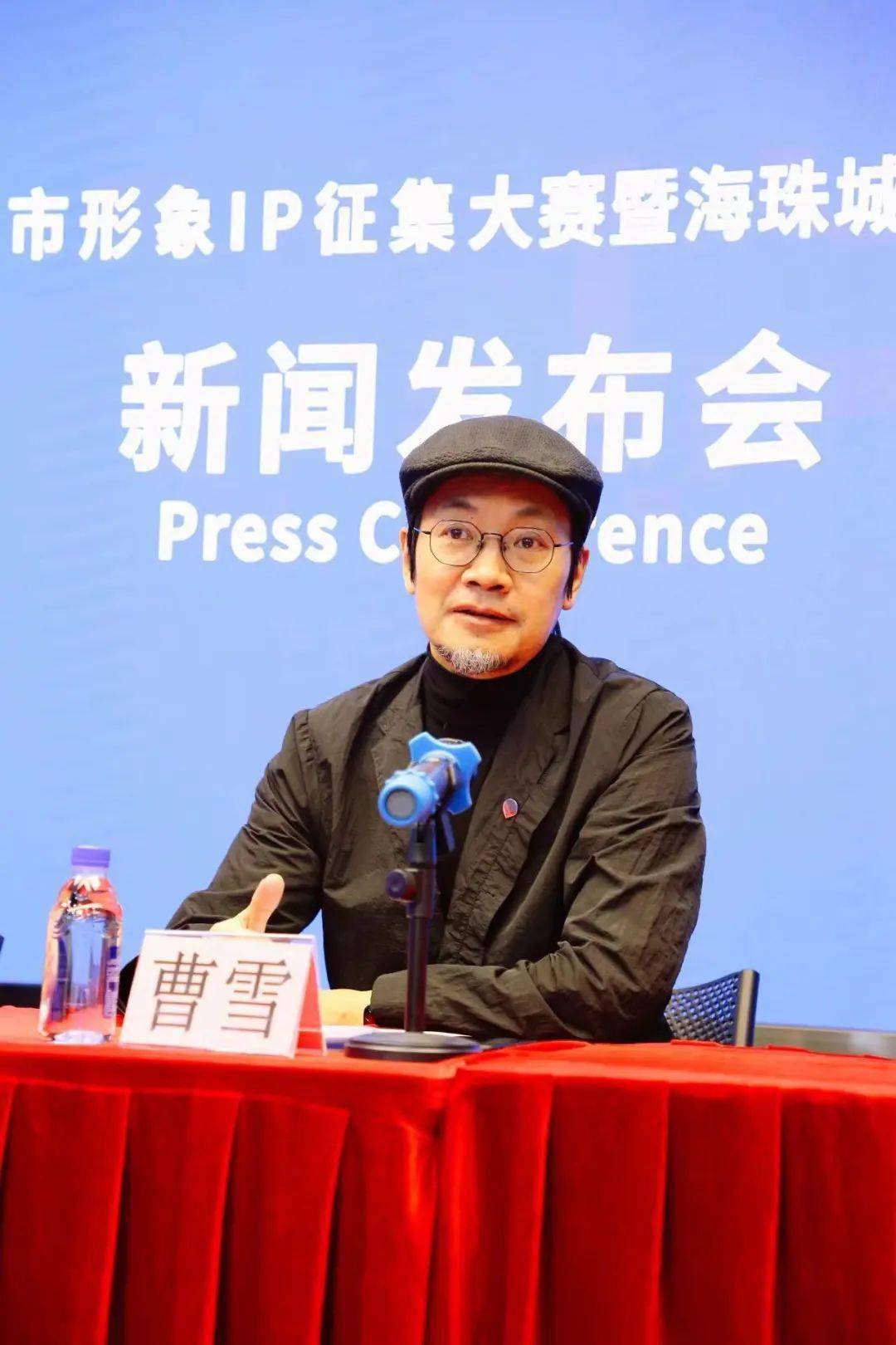 冬奥会吉祥物"冰墩墩"设计团队主负责人曹雪宣读了评审标准,并分享了