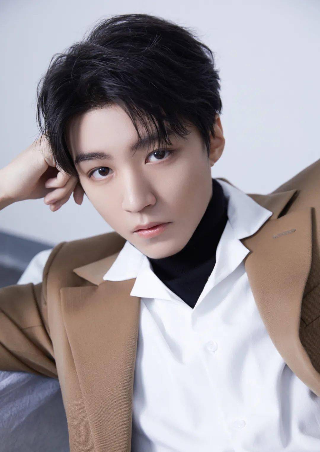 白眼|王俊凯被工作室偷拍,吃零食速度引调侃,被粉丝做成翻白眼表情包