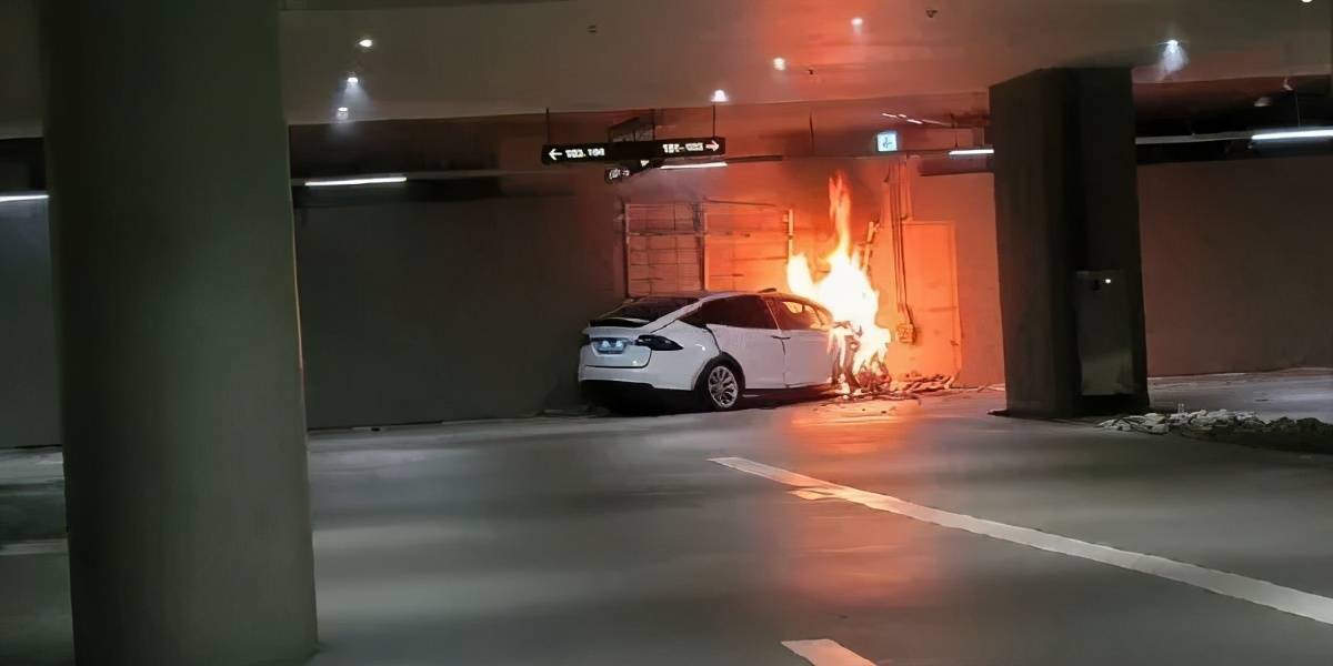 韩国modelx撞墙致1死2伤司机称车辆失控