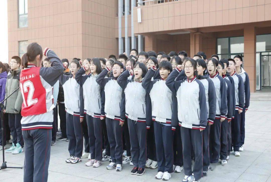 德州一中举行"燃己微光,筑梦强国"——纪念一二·九运动主题升旗仪式