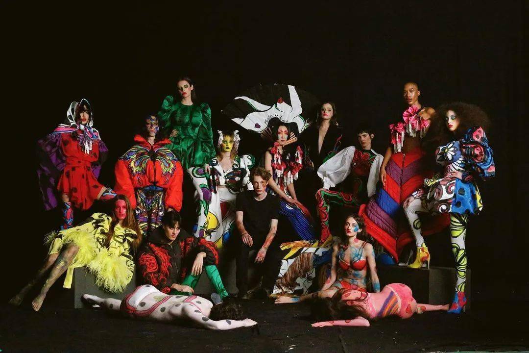 de 法国时尚圈力捧的设计新秀，还是位脸蛋天才~