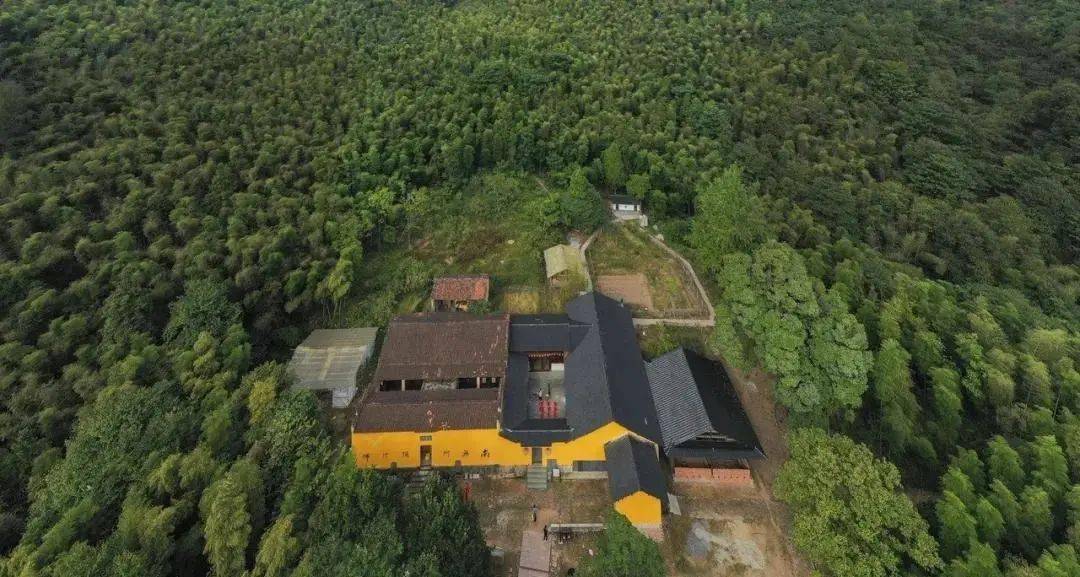 据记载,南宋名相赵鼎和大学士范冲,于靖康二年(1127),因金兵南犯,随