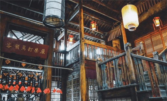 秀里的每个前庭后院,每一条街,每一幢古宅,都隐藏着一段遥远的故事