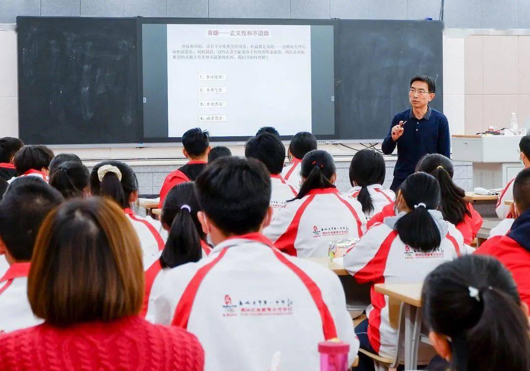 专家讲座结束后,来自民勤一中的常晓军,嘉峪关市酒钢三中的王掌存,市