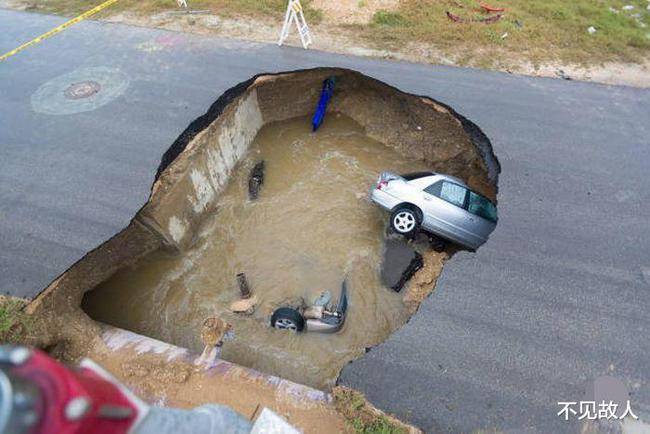 轎車路上突然遭遇地陷,倒黴的司機感嘆出門沒看黃曆_事故_單行道_救援