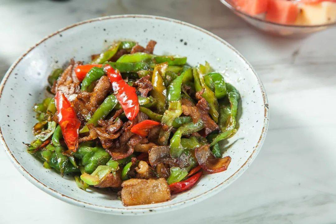 这是因为余干辣椒炒肉的原材料是选用来自江西省上饶市余干县当地特产
