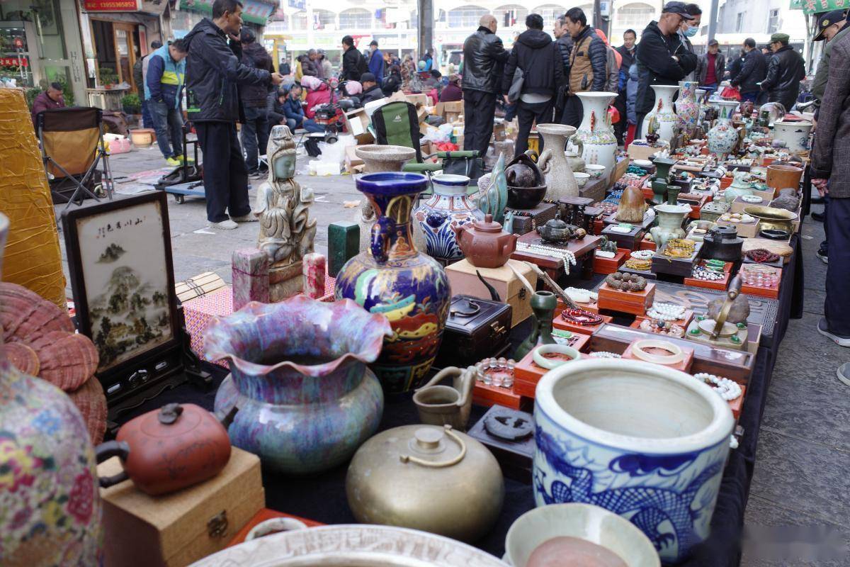 每周一的芜湖古玩城人都很多,每次来都能看到稀奇玩意儿_都巨多_孔