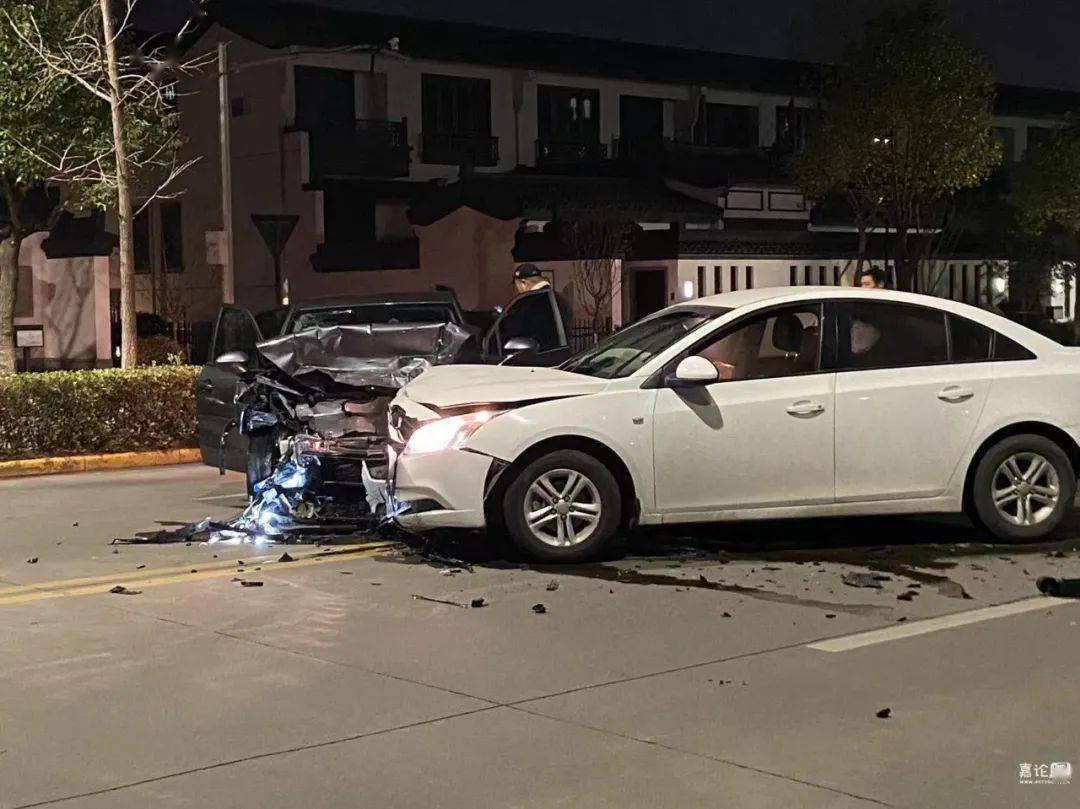 太惨烈!嘉兴突发车祸,几乎报废…短短2天4车遭殃,桩子设置不合理?
