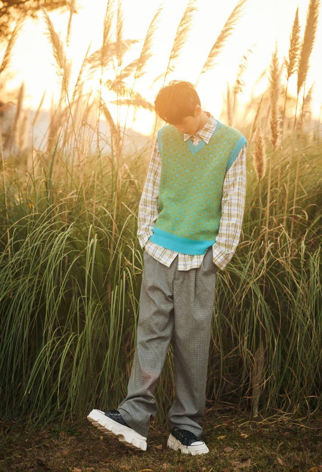 黑色 周雨彤白鹿的针织马甲也太上头了吧!赶紧学起来