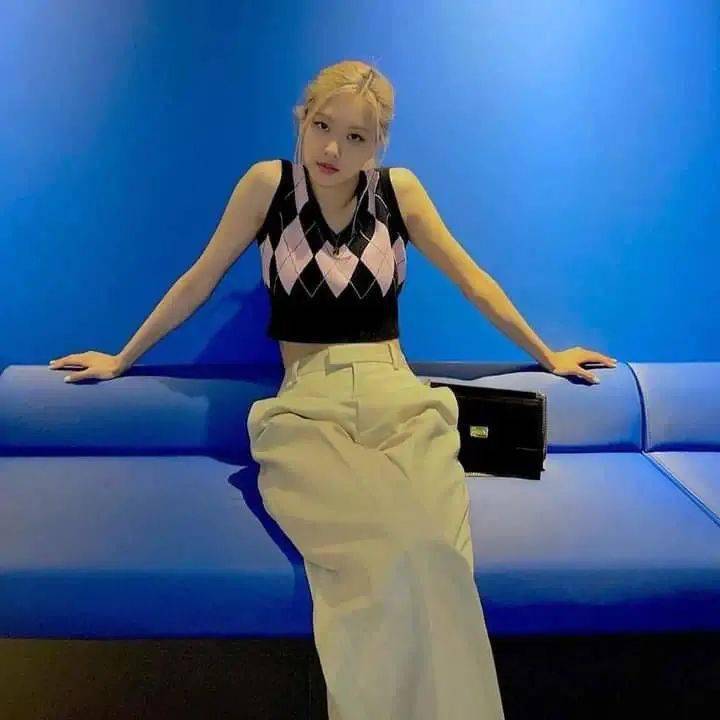 黑色 周雨彤白鹿的针织马甲也太上头了吧!赶紧学起来