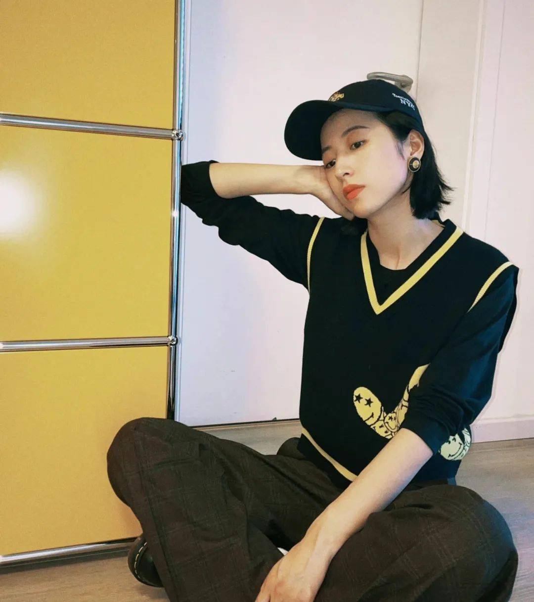 黑色 周雨彤白鹿的针织马甲也太上头了吧!赶紧学起来